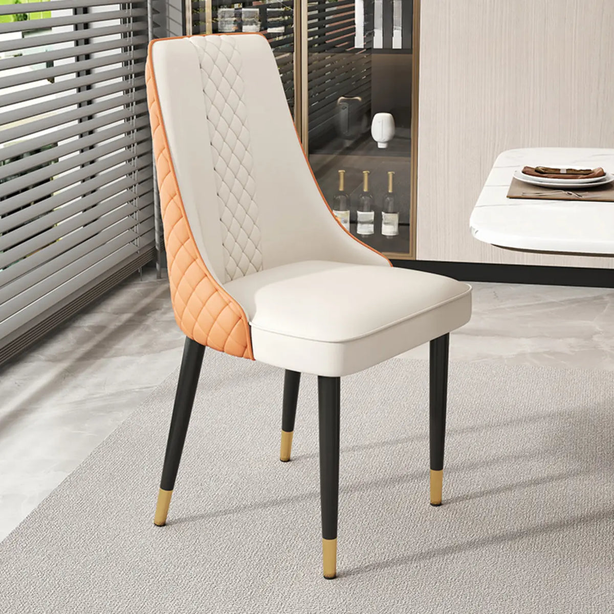 Chaise de salle à manger en similicuir avec haut dossier et accoudoirs inclinés