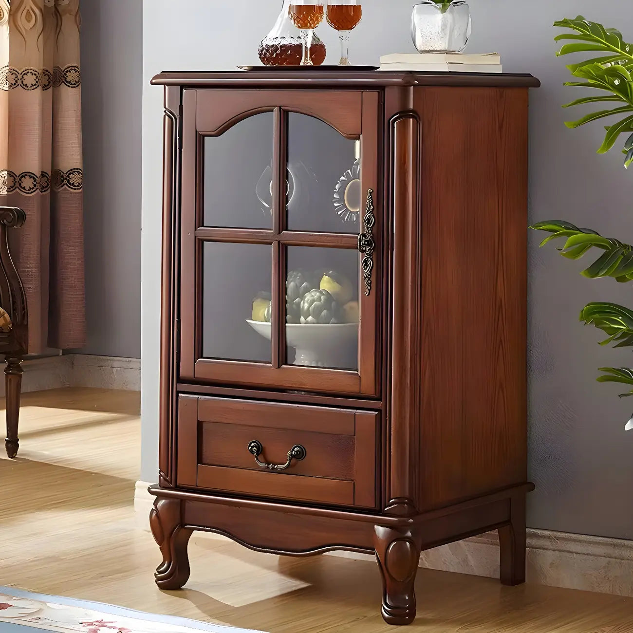 Vitrine en bois marron traditionnel avec portes vitrées