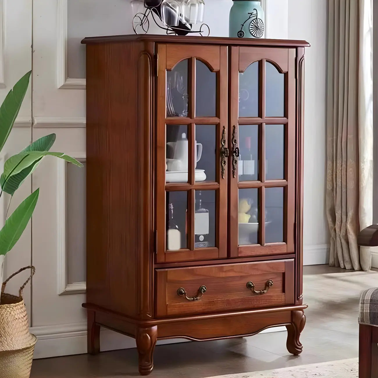 Vitrine en bois marron traditionnel avec portes vitrées