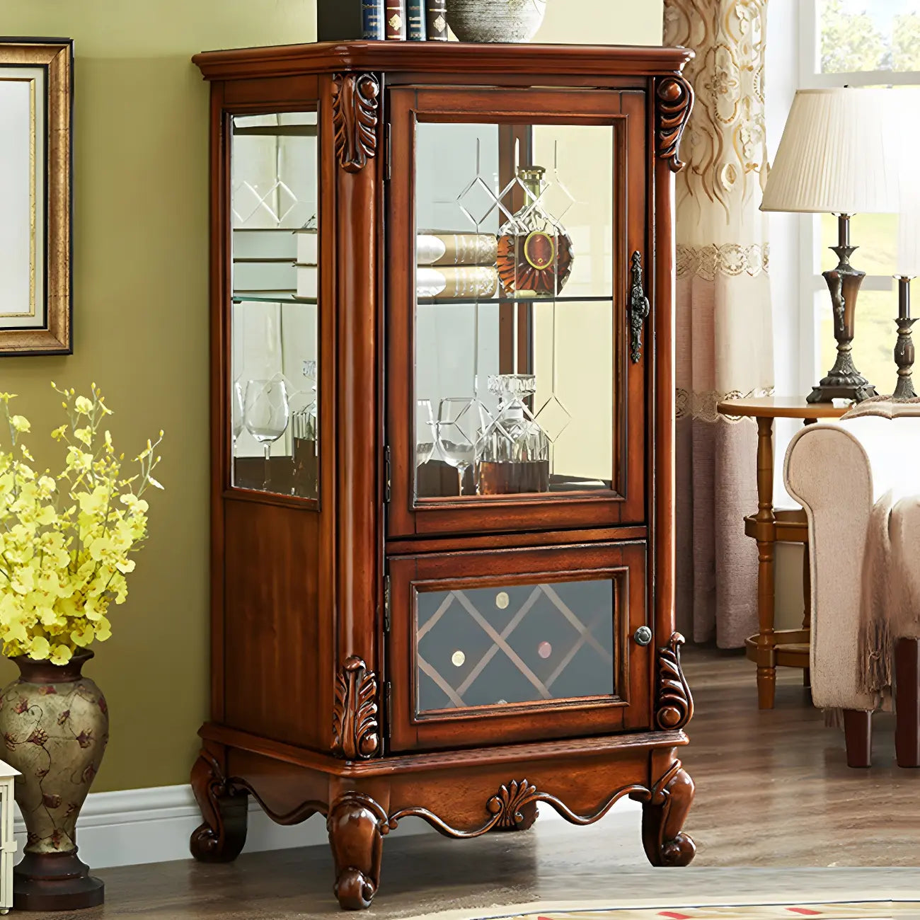 Vitrine en bois marron traditionnel avec portes vitrées