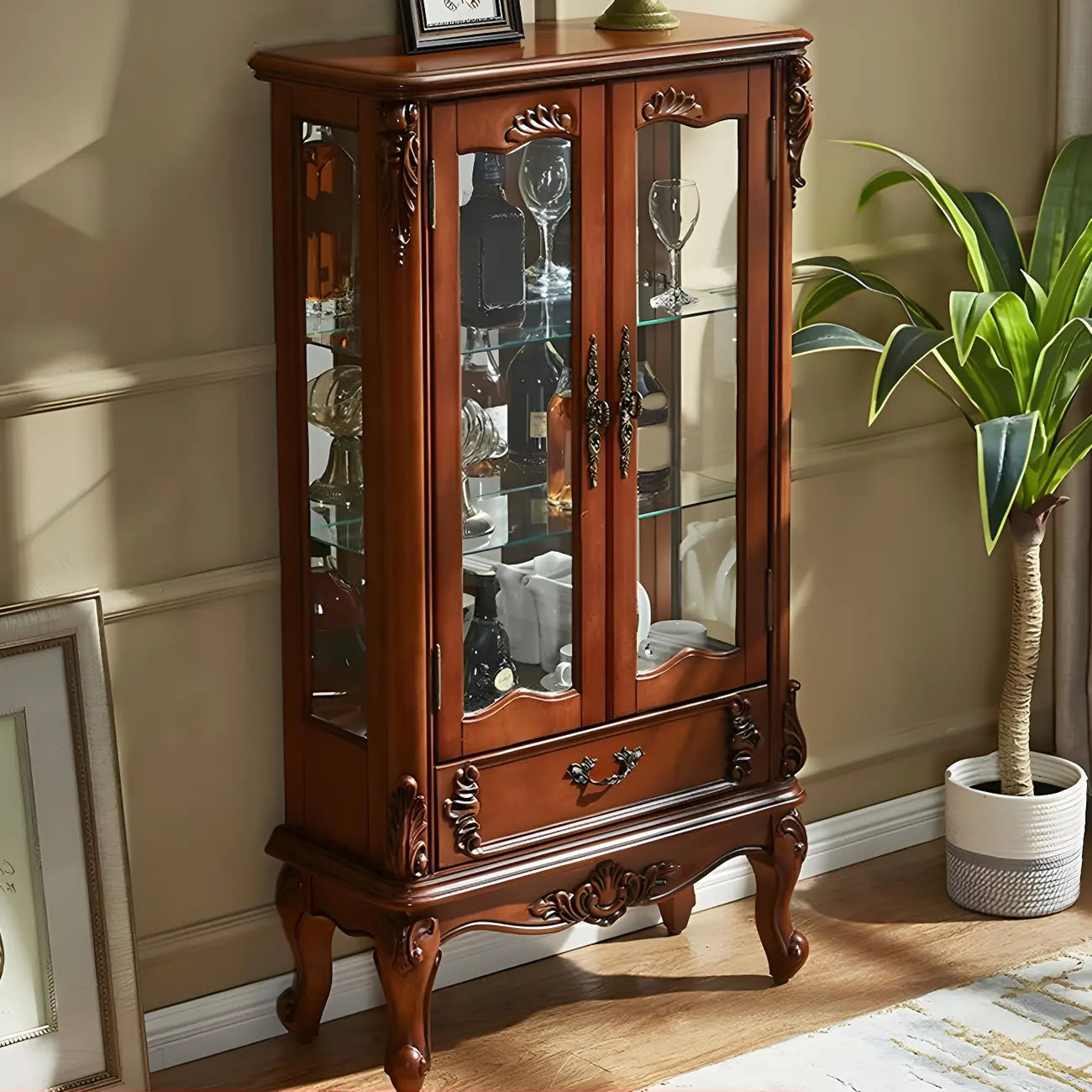 Vitrine en bois marron traditionnel avec portes vitrées