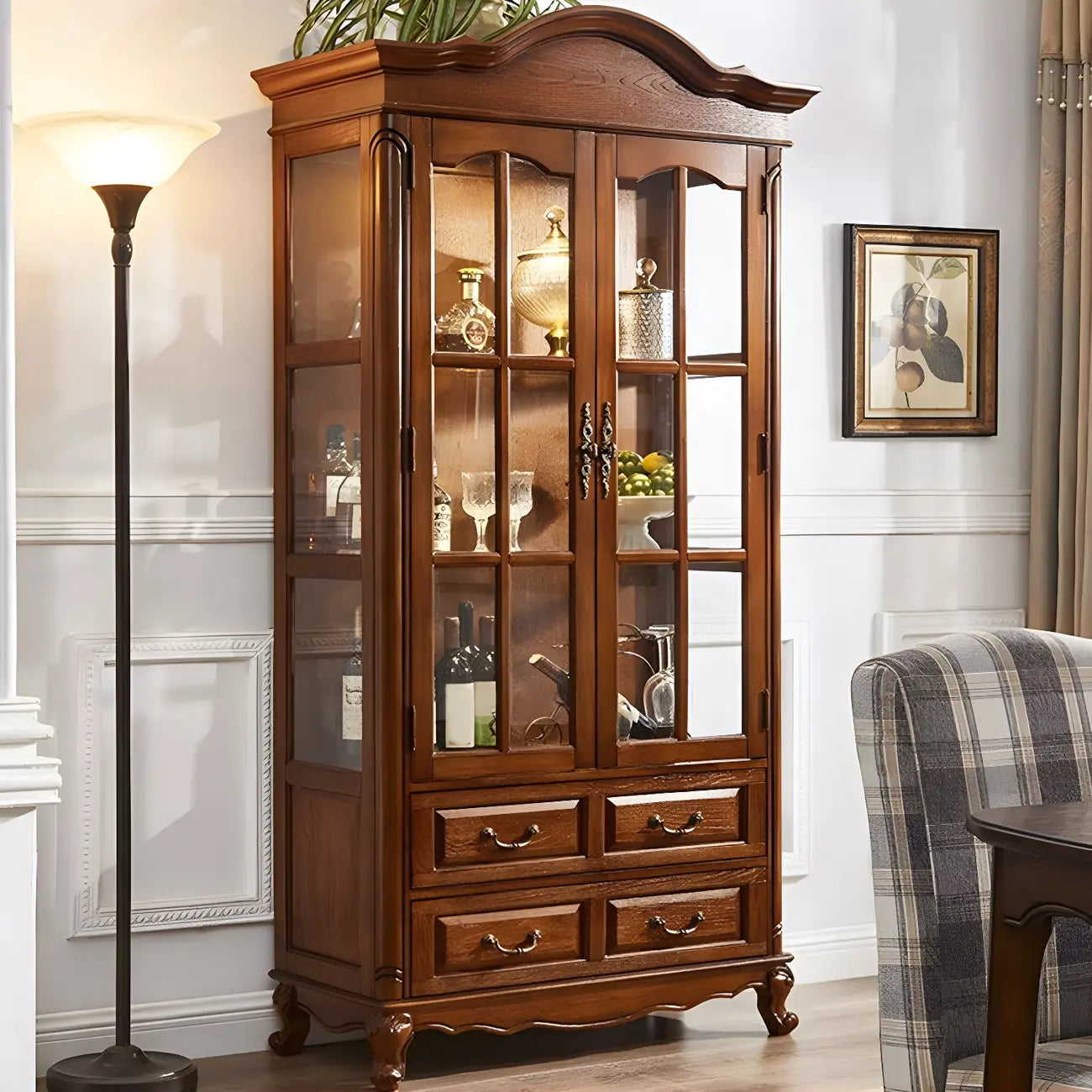 Vitrine en bois marron traditionnel avec portes vitrées