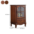 Vitrine en bois marron traditionnel avec portes vitrées