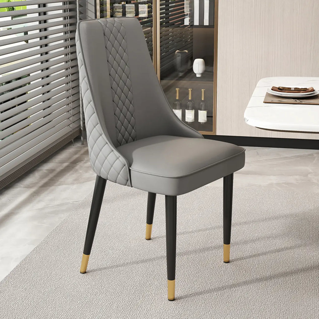 Chaise de salle à manger en similicuir avec haut dossier et accoudoirs inclinés