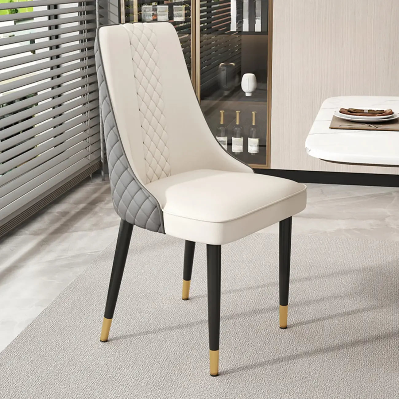 Chaise de salle à manger en similicuir avec haut dossier et accoudoirs inclinés