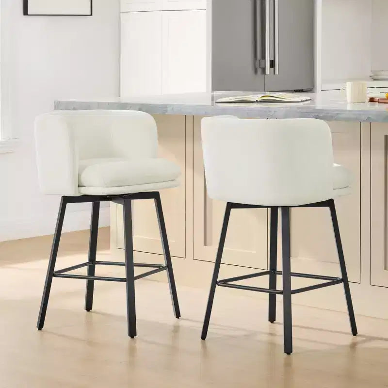 Tabouret de comptoir pivotant Spruce&Spring avec dossier incurvé, assise double épaisseur et piètement en métal