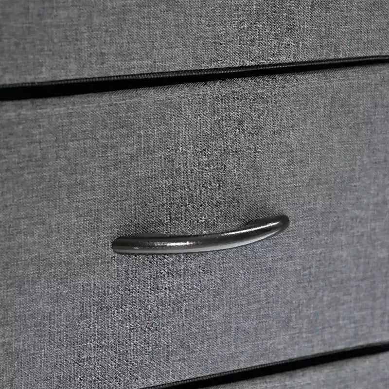Table de chevet Emma et Oliver avec 3 tiroirs en tissu, station de charge avec 2 ports USB/prise de courant, dessus en bois composite, poignées en bois, cadre en métal