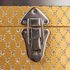 Petit coffre de rangement décoratif en bois avec accents métalliques, or et argent