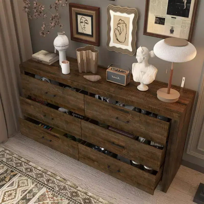 Commode horizontale Hitow à 6 tiroirs avec grain de bois et poignées noires pour le rangement du salon