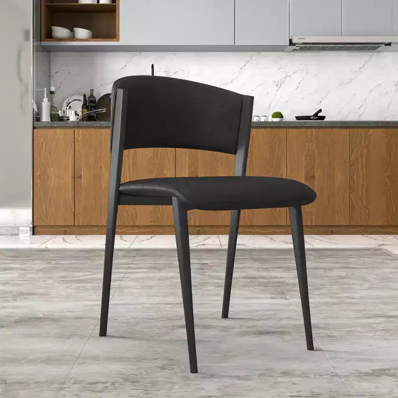 Chaise de salle à manger LeisureMod Aspen Series en cuir avec cadre et pieds en fer noir, pour cuisine moderne, salle à manger, ou café
