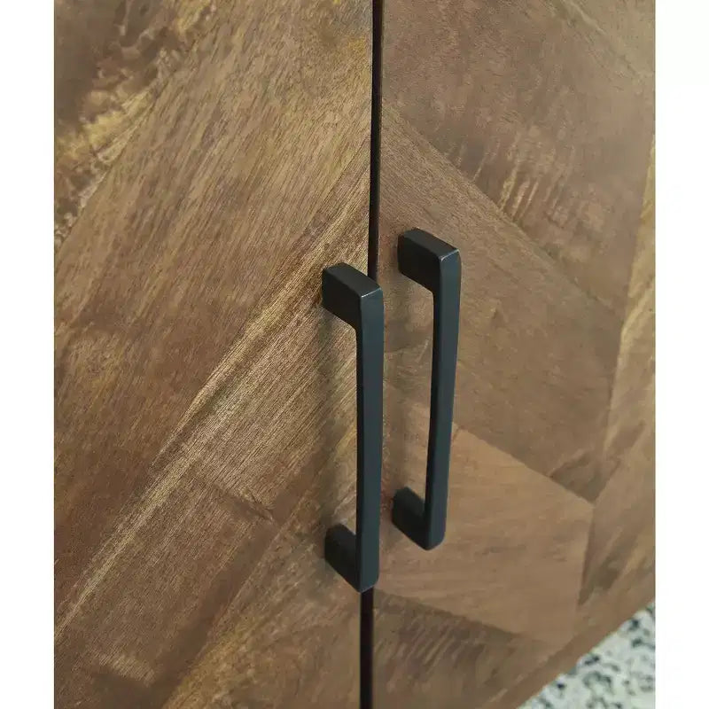 Meuble d'appoint contemporain Ashley Signature Design Prattville avec 4 portes à motif chevrons, marron
