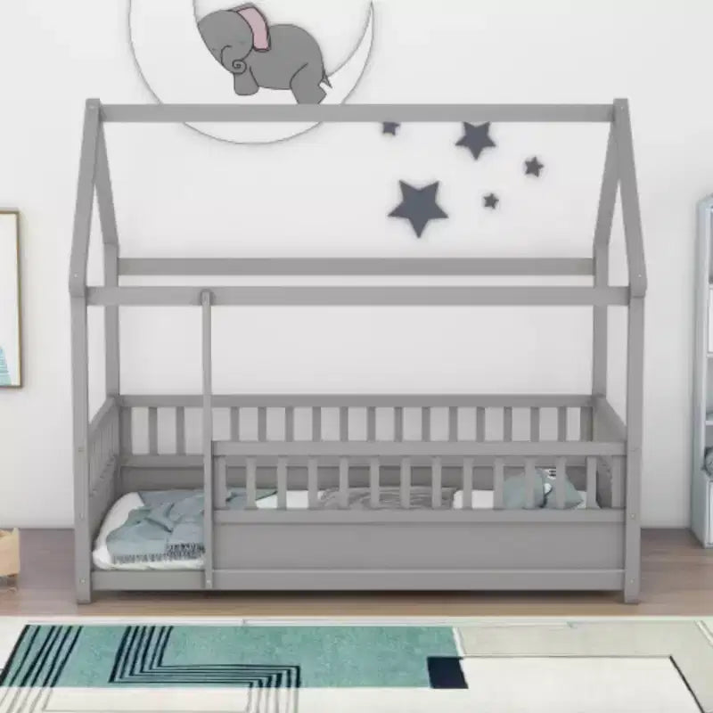 Lit simple en bois à profil bas avec toit en forme de maison et barrières de sécurité