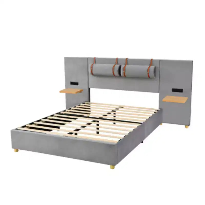Lit plateforme capitonné en velours Queen-Size avec deux prises, ports de chargement USB, oreillers de chevet et étagères de rangement