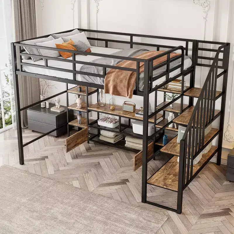 Lit mezzanine en métal pleine grandeur Whisen de 232 cm (91,5 po) de long x 143 cm (56,3 po) de large avec escalier, table de rangement basse et étagères de rangement