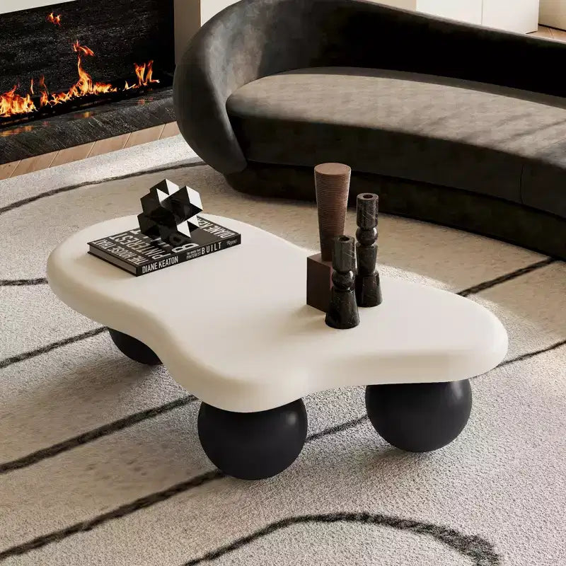 Table basse GDFStudio Dominic 40 avec plateau en bois en forme de nuage et pieds sphériques en plastique