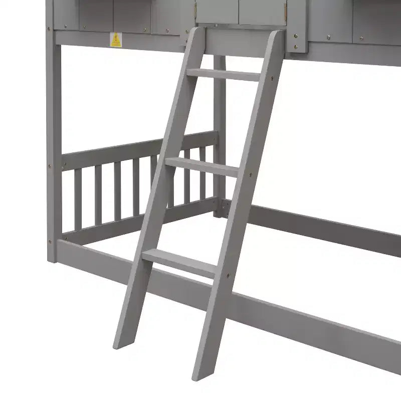 Lit superposé Whisen Twin sur Twin avec toit, fenêtre, jardinière, porte, barrières de sécurité et échelle