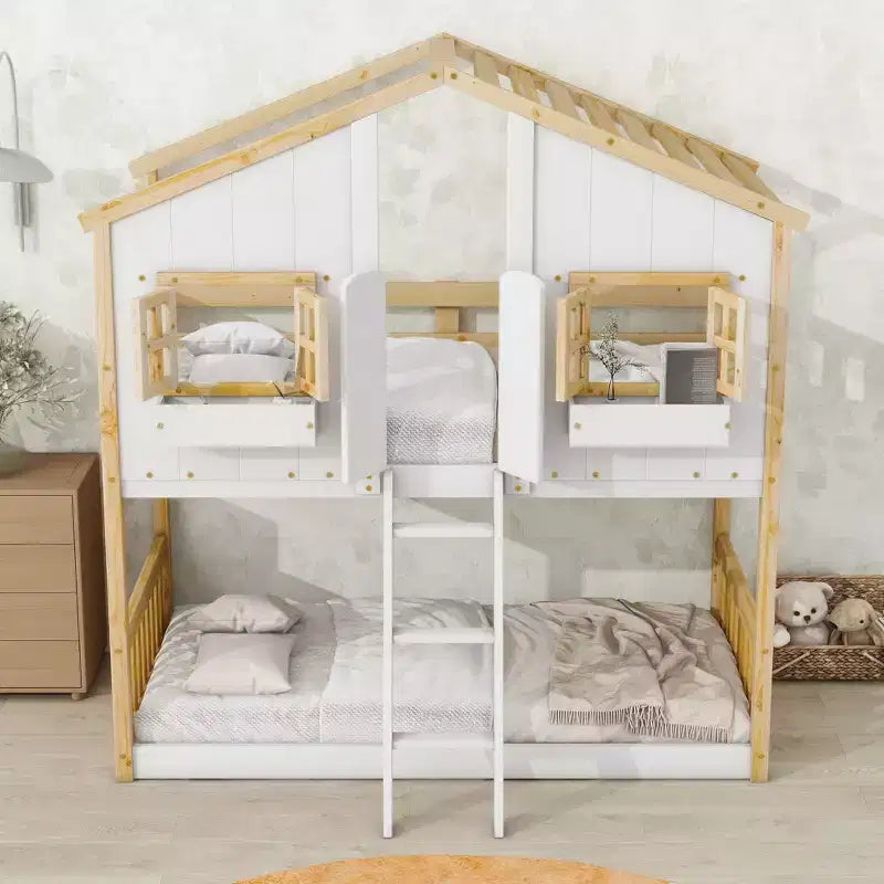 Lit superposé Whisen Twin sur Twin avec toit, fenêtre, jardinière, porte, barrières de sécurité et échelle