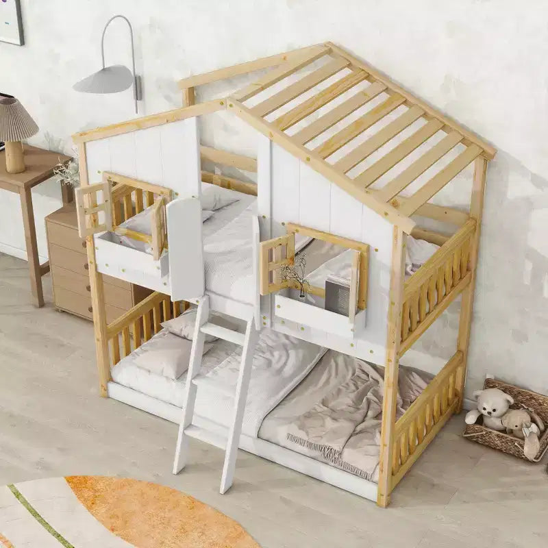 Lit superposé Whisen Twin sur Twin avec toit, fenêtre, jardinière, porte, barrières de sécurité et échelle