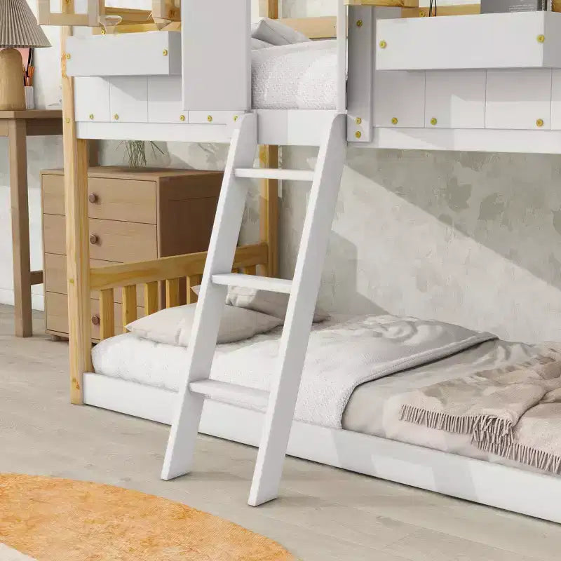 Lit superposé Whisen Twin sur Twin avec toit, fenêtre, jardinière, porte, barrières de sécurité et échelle