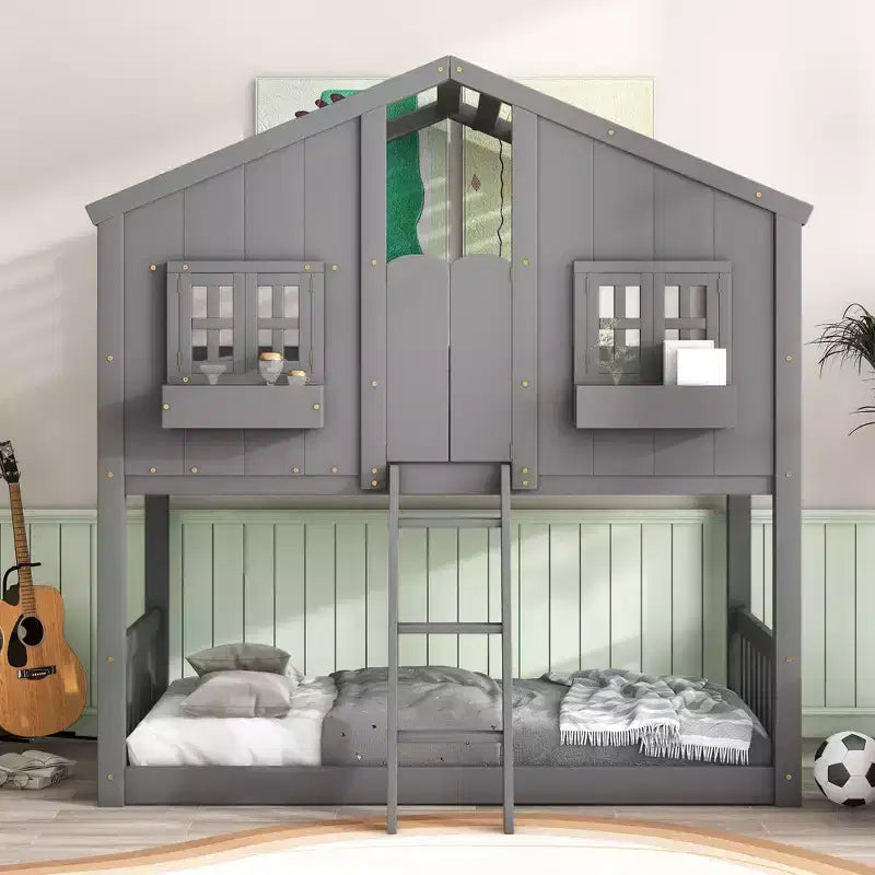 Lit superposé Whisen Twin sur Twin avec toit, fenêtre, jardinière, porte, barrières de sécurité et échelle