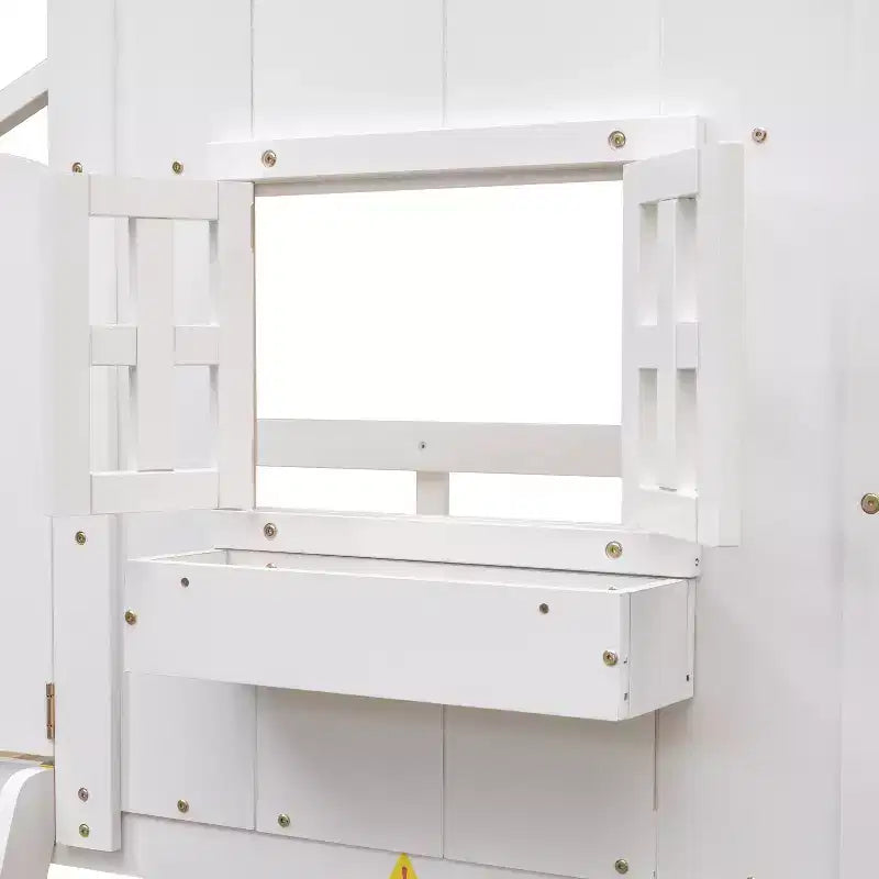 Lit superposé Whisen Twin sur Twin avec toit, fenêtre, jardinière, porte, barrières de sécurité et échelle