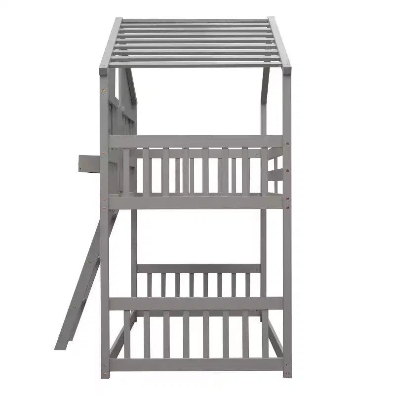 Lit superposé Whisen Twin sur Twin avec toit, fenêtre, jardinière, porte, barrières de sécurité et échelle