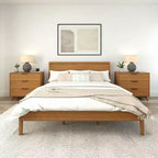Lit King en bois massif Plank+Beam Duo avec tête de lit à panneaux, aucun sommier tapissier requis
