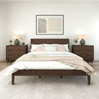 Lit King en bois massif Plank+Beam Duo avec tête de lit à panneaux, aucun sommier tapissier requis