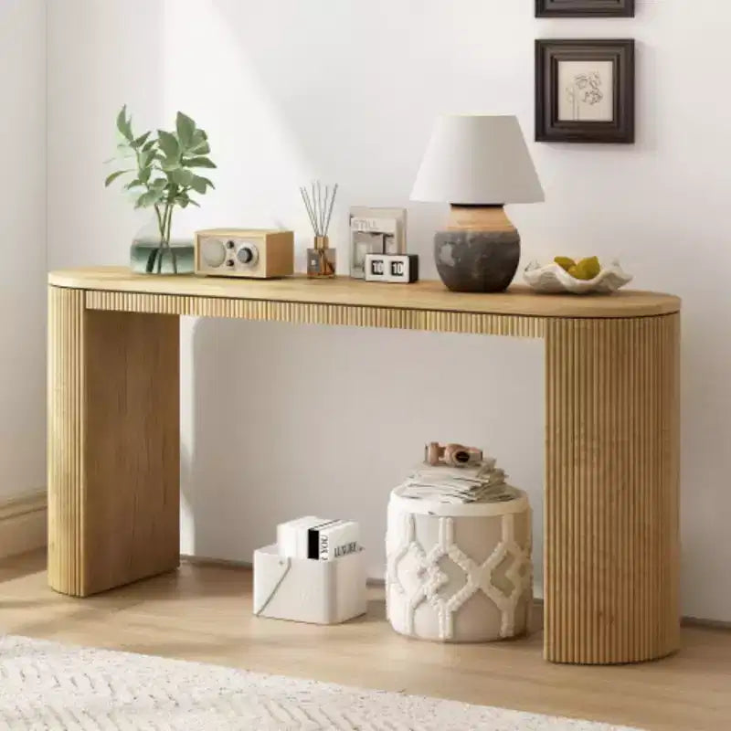 Console incurvée avec un motif à rayures verticales unique, adaptée au salon, au bureau et à l'entrée.