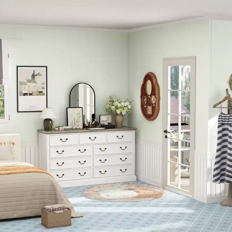 Commode de rangement Famapy Blanche à 9 Tiroirs : Design Élégant avec Poignées en Laiton Antique et Plateau Rustique pour un Attrait Particulier