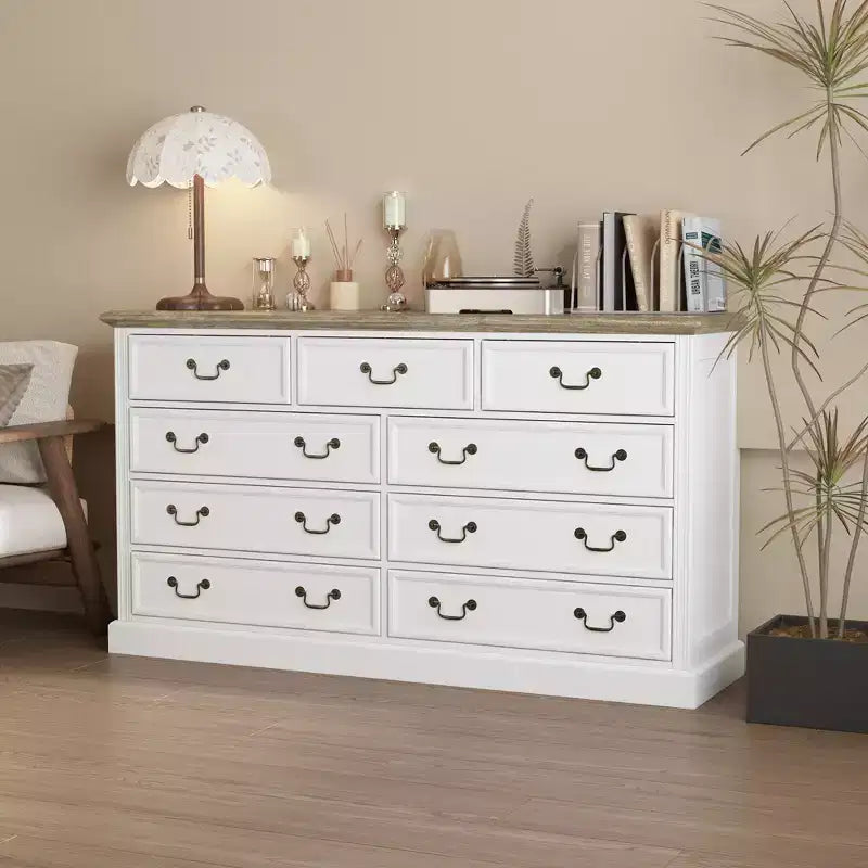 Commode de rangement Famapy Blanche à 9 Tiroirs : Design Élégant avec Poignées en Laiton Antique et Plateau Rustique pour un Attrait Particulier
