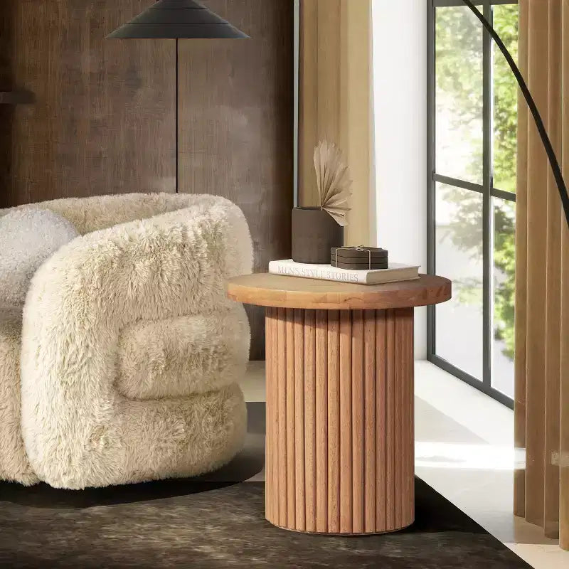 Jennifer Taylor Home Kenzie Table d'appoint ronde cannelée de 19,5 po en bois d'hévéa brun clair naturel