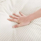 Canapé d'angle confortable en velours côtelé avec oreillers et accoudoirs ronds, canapé-lit moderne profond avec pouf de rangement