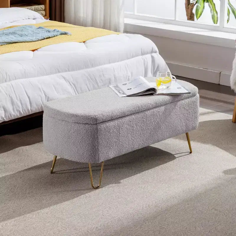 Banc ottoman de rangement moderne Zeus & Ruta avec pieds dorés pour le pied de lit