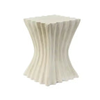Table d'appoint artisanale onduleuse de style archaïque avec finition texturée beige