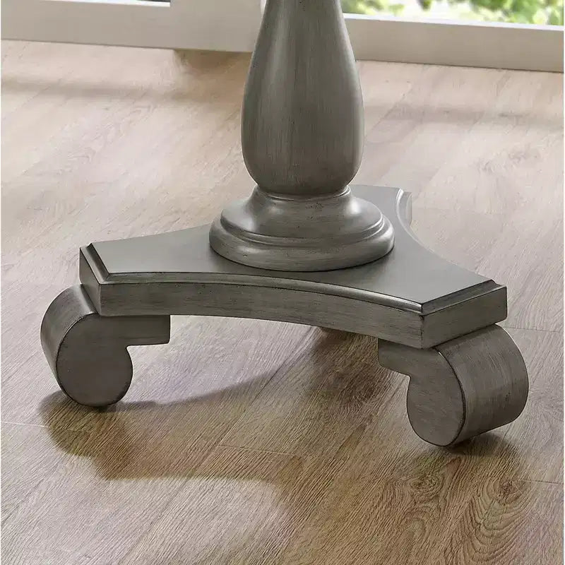 Table d'appoint ronde par Rene, avec un piétement en bois, design classique et robuste