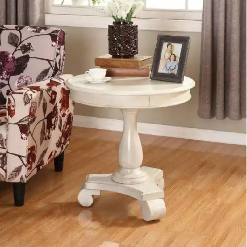 Table d'appoint ronde par Rene, avec un piétement en bois, design classique et robuste
