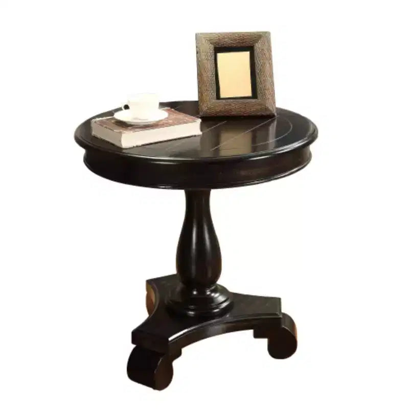 Table d'appoint ronde par Rene, avec un piétement en bois, design classique et robuste