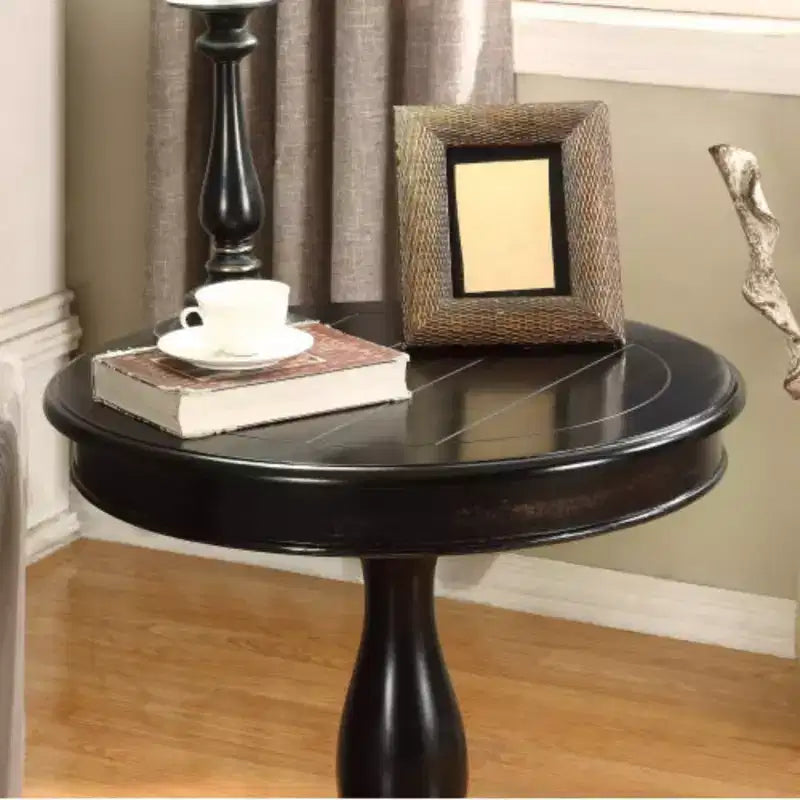 Table d'appoint ronde par Rene, avec un piétement en bois, design classique et robuste