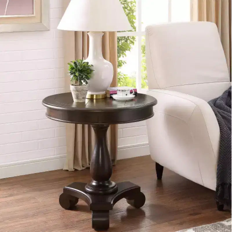 Table d'appoint ronde par Rene, avec un piétement en bois, design classique et robuste