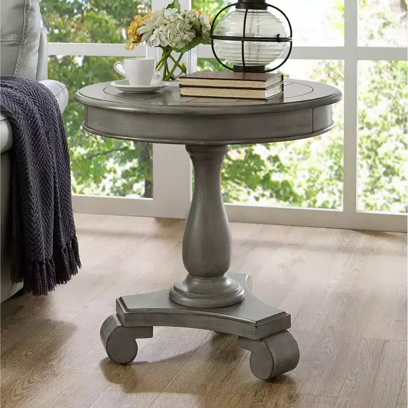 Table d'appoint ronde par Rene, avec un piétement en bois, design classique et robuste