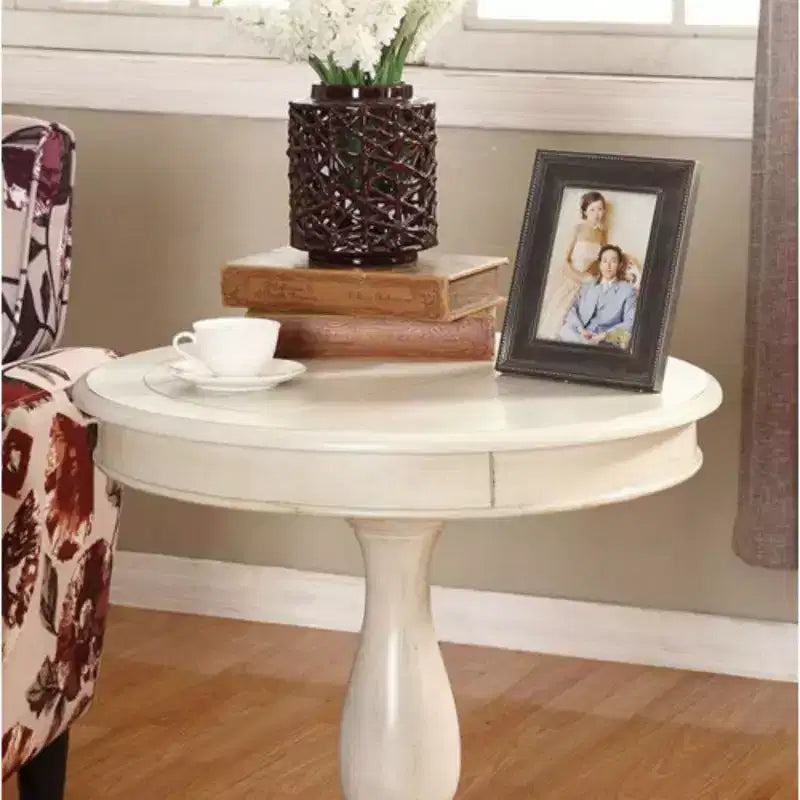 Table d'appoint ronde par Rene, avec un piétement en bois, design classique et robuste