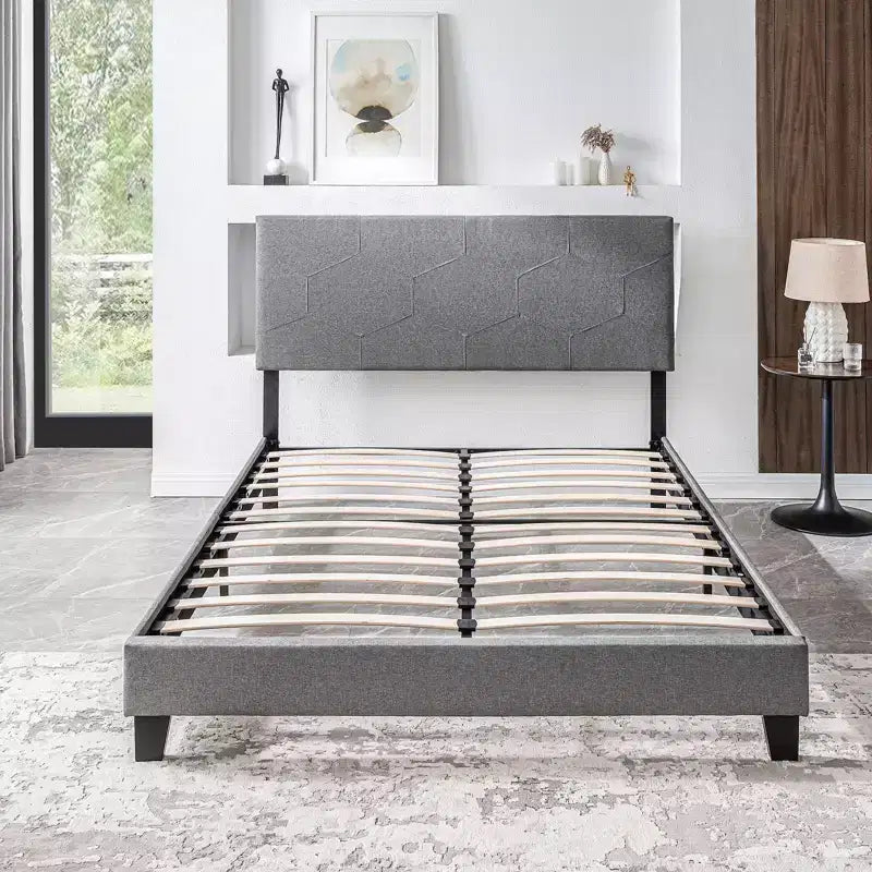 Cadre de lit plateforme rembourré Okak Queen Size, Cadre de lit en lin avec support à lattes en bois pour chambre à coucher, PU gris