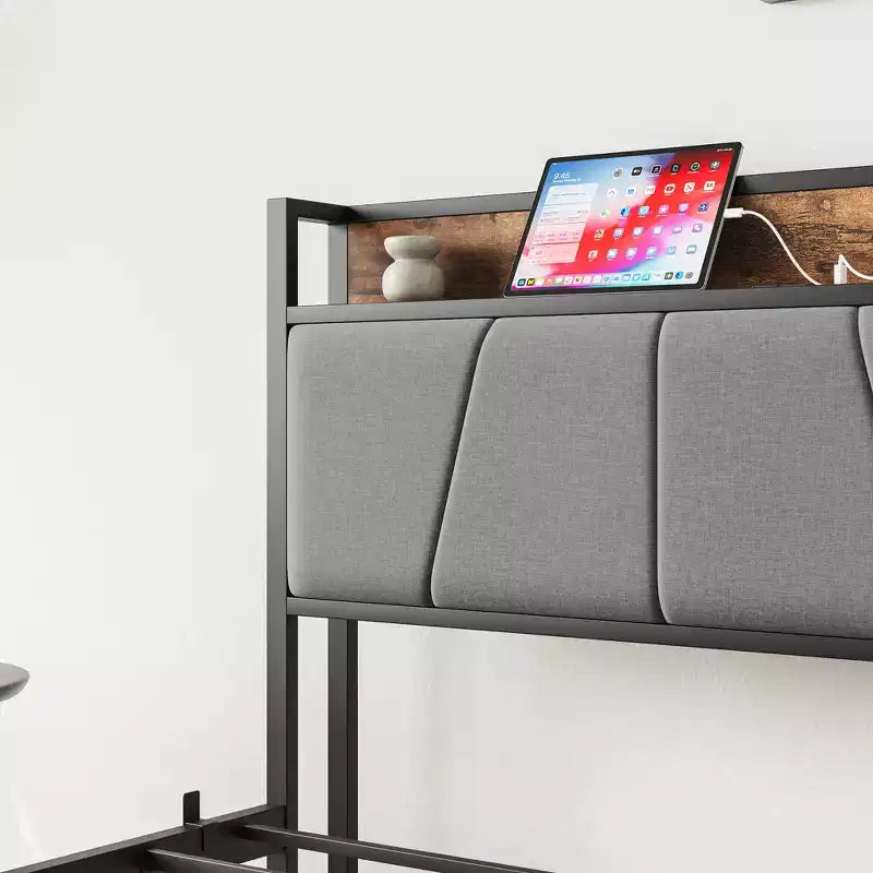 CLIHOME Cadre de lit plateforme rembourré en métal robuste, tête de lit de rangement avec station de recharge, aucun sommier tapissier requis