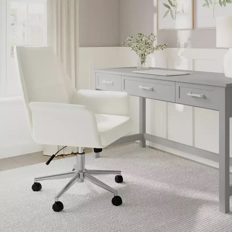 Chaise de bureau rembourrée Martha Stewart Maxine en blanc/nickel poli