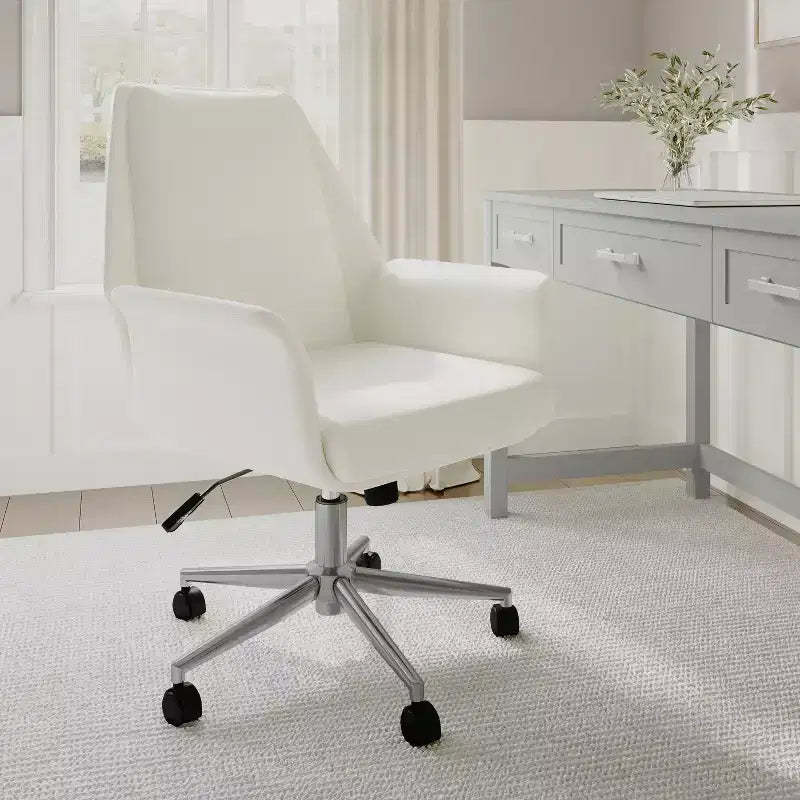 Chaise de bureau rembourrée Martha Stewart Maxine en blanc/nickel poli