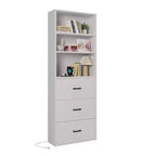 Vitrine d'exposition blanche Karl Home avec 3 étagères, 3 tiroirs, 2 ports USB, 2 prises de courant, 180 cm de haut.