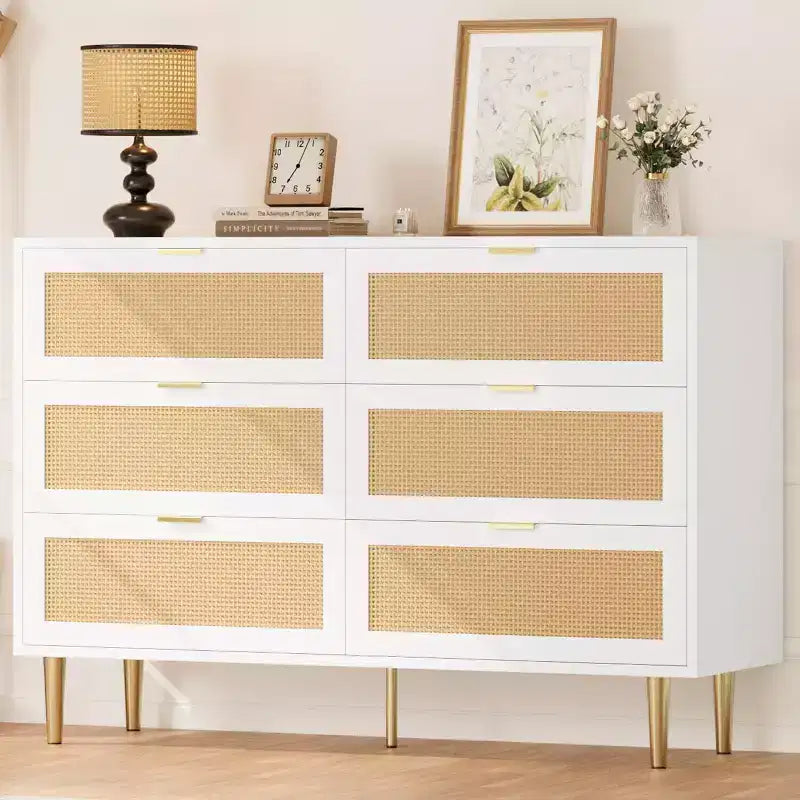 Commode GustoWave à six tiroirs en rotin naturel pour chambre à coucher, avec pieds et poignées dorés