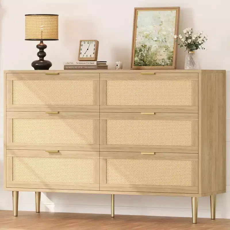 Commode GustoWave à six tiroirs en rotin naturel pour chambre à coucher, avec pieds et poignées dorés
