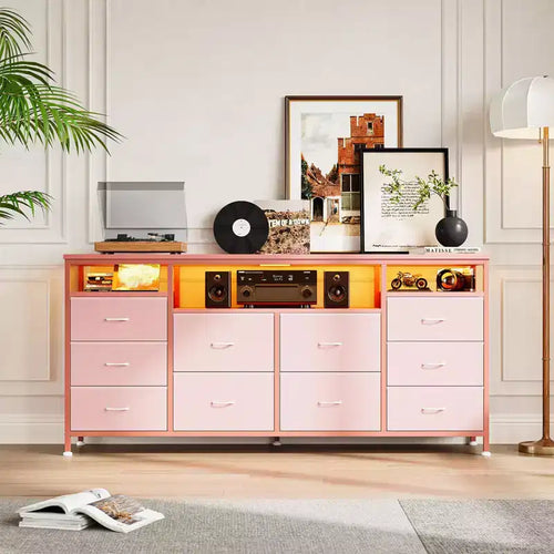 Commode 63,3 pouces pour chambre à coucher, commode TV en tissu à 10 tiroirs avec lumières LED et prises de courant, long meuble TV pour placard
